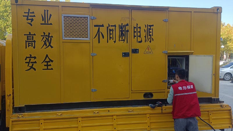 东港柴油发电机组和UPS电源配合使用时，如何避免切换过程中的电力中断？