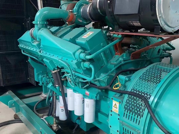 东港更换100kW柴油发电机组机油时，需要注意哪些事项？